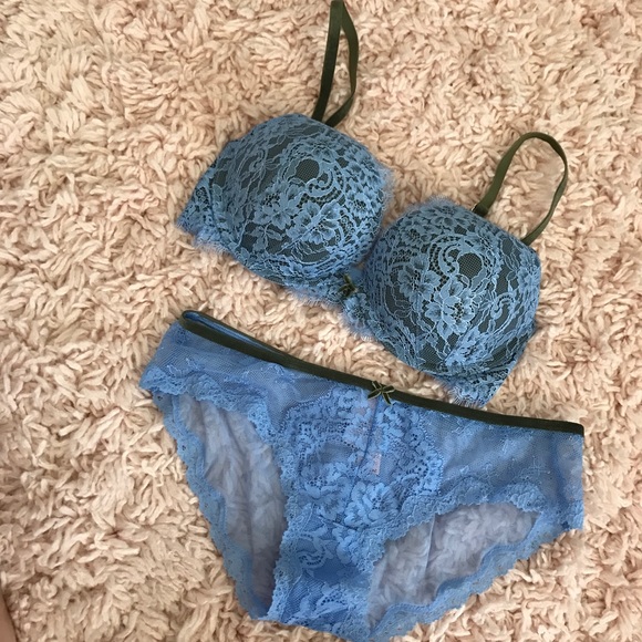 VS Lace and Velvet Bra and Panty Set! - Picture 2 of 7
